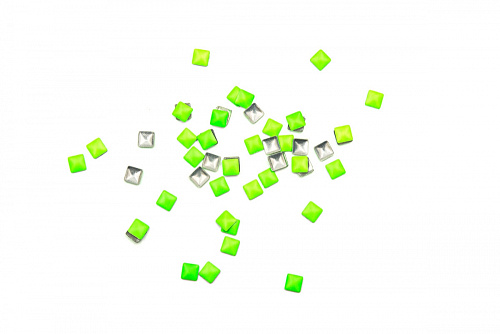 Стразы металлические квадратные неоновый зеленый 3х3 (50 шт.)
